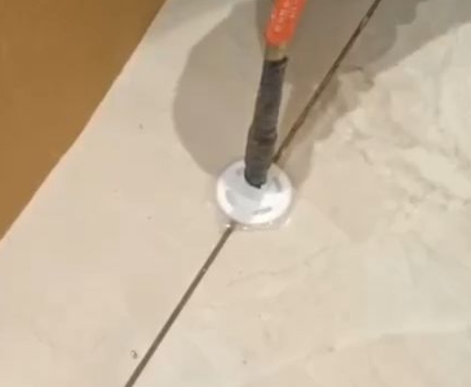 汕头瓷砖空鼓维修公司专业解答瓷砖在铺贴过程中，如果没有涂抹均匀到位的粘结材料（如水泥砂浆或瓷砖胶），可能会导致以下问题