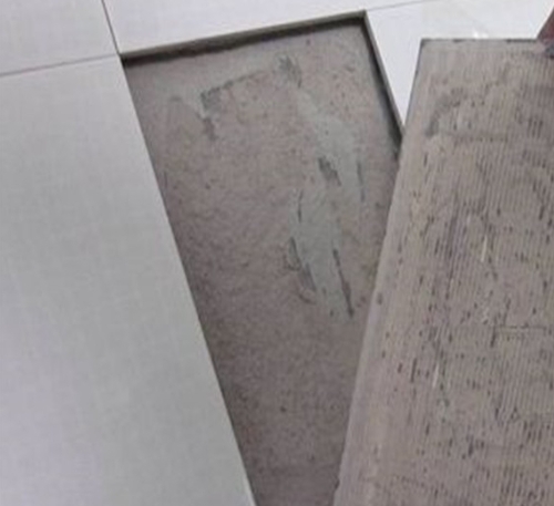 汕头瓷砖空鼓维修公司分享瓷砖铺贴时如果打浆（即涂抹在瓷砖背面和基层上的砂浆或瓷砖胶）过少，会带来以下问题